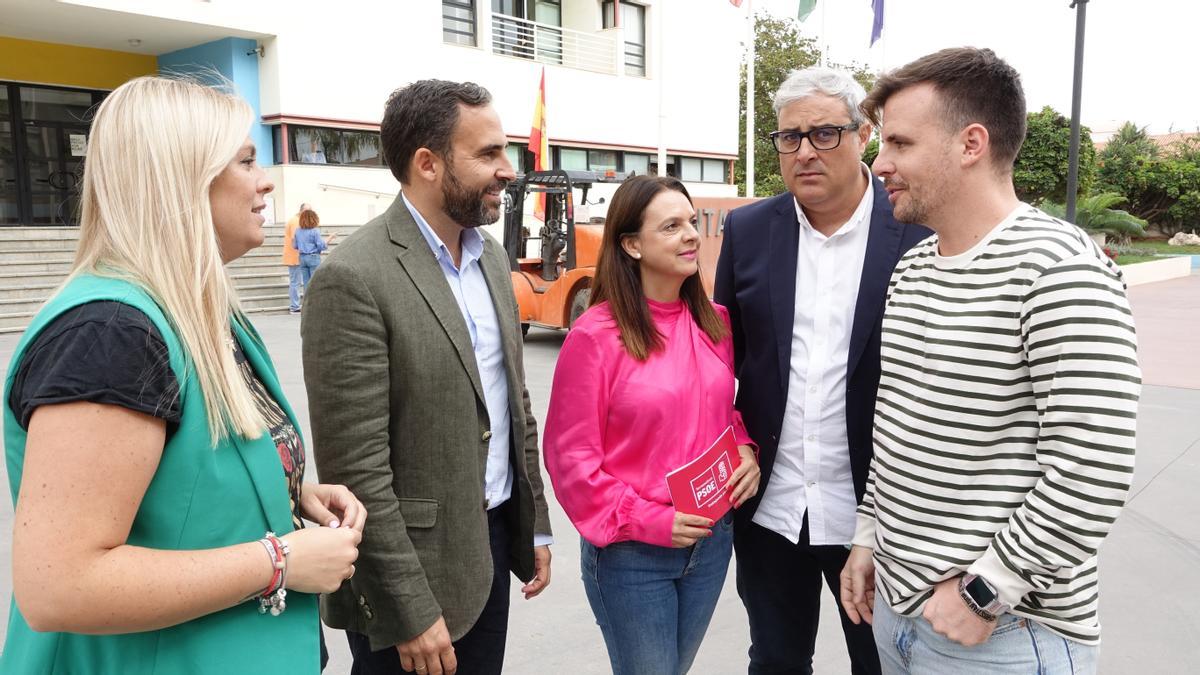 Dani Pérez, acompañado por Maribel Tocón, Antonio Navarro y otros dirigentes del PSOE de Torremolinos.