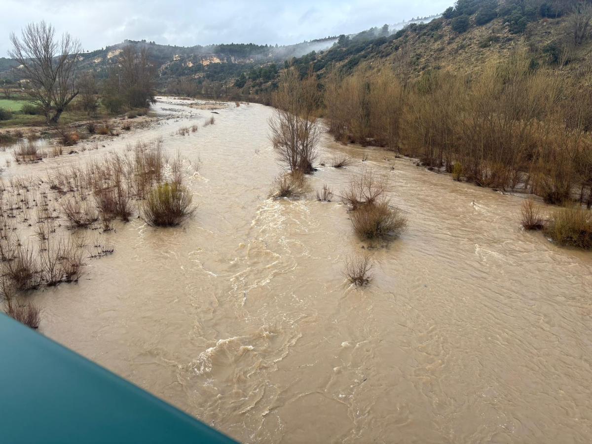 El río Bergantes, desbordado por la lluvia en Sorita.