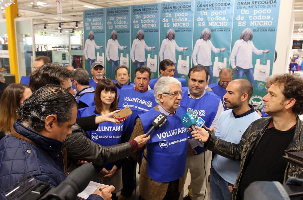 Los malagueños colaboran con la recogida de alimentos de Bancosol en el Carrefour Alameda y en el supermercado Covirán del barrio de Los Corazones