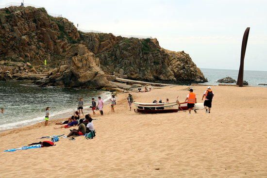 La platja de Blanes i els informadors explicant les mesures de seguretat