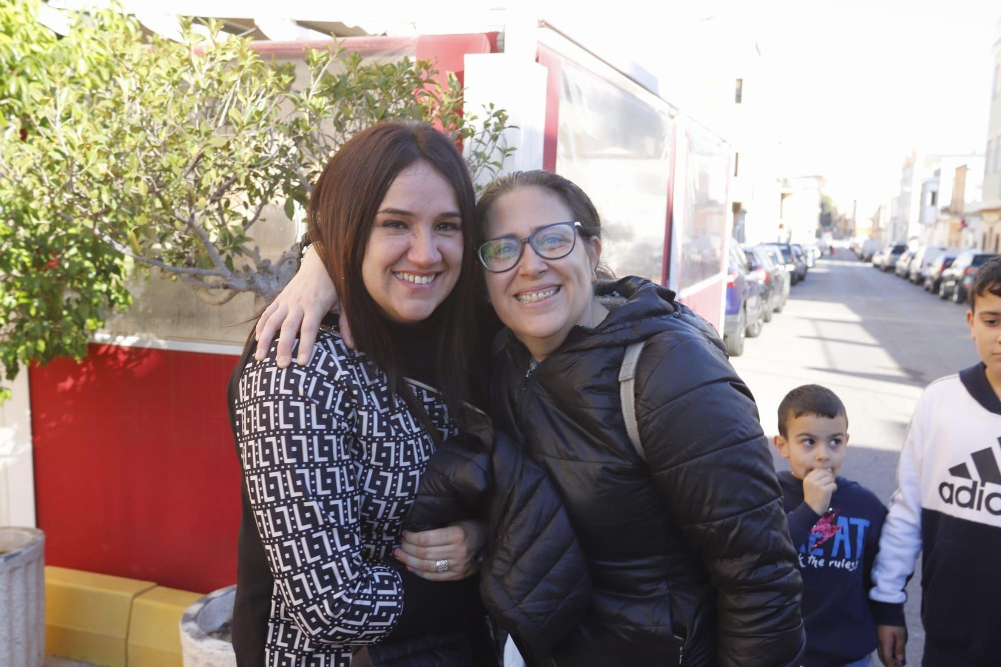 Festejando el tercer premio en las puertas de un bar de Tavernes de la Valldigna