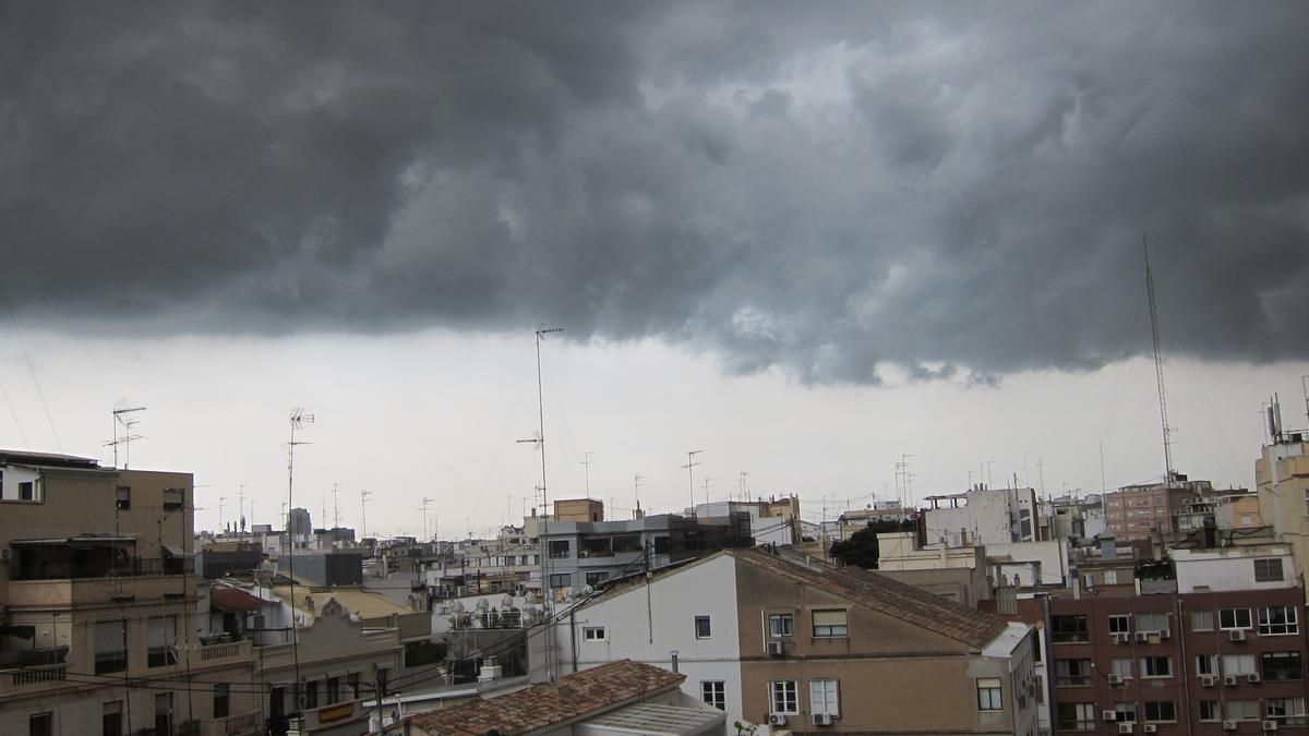 Archivo - Tormenta, lluvia y nubes en València