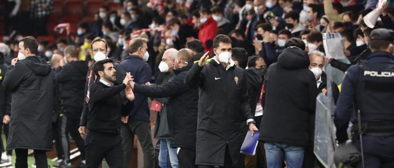 David Gallego celebra con Jorge Sariego la victoria del Sporting en Copa| Juan Plaza