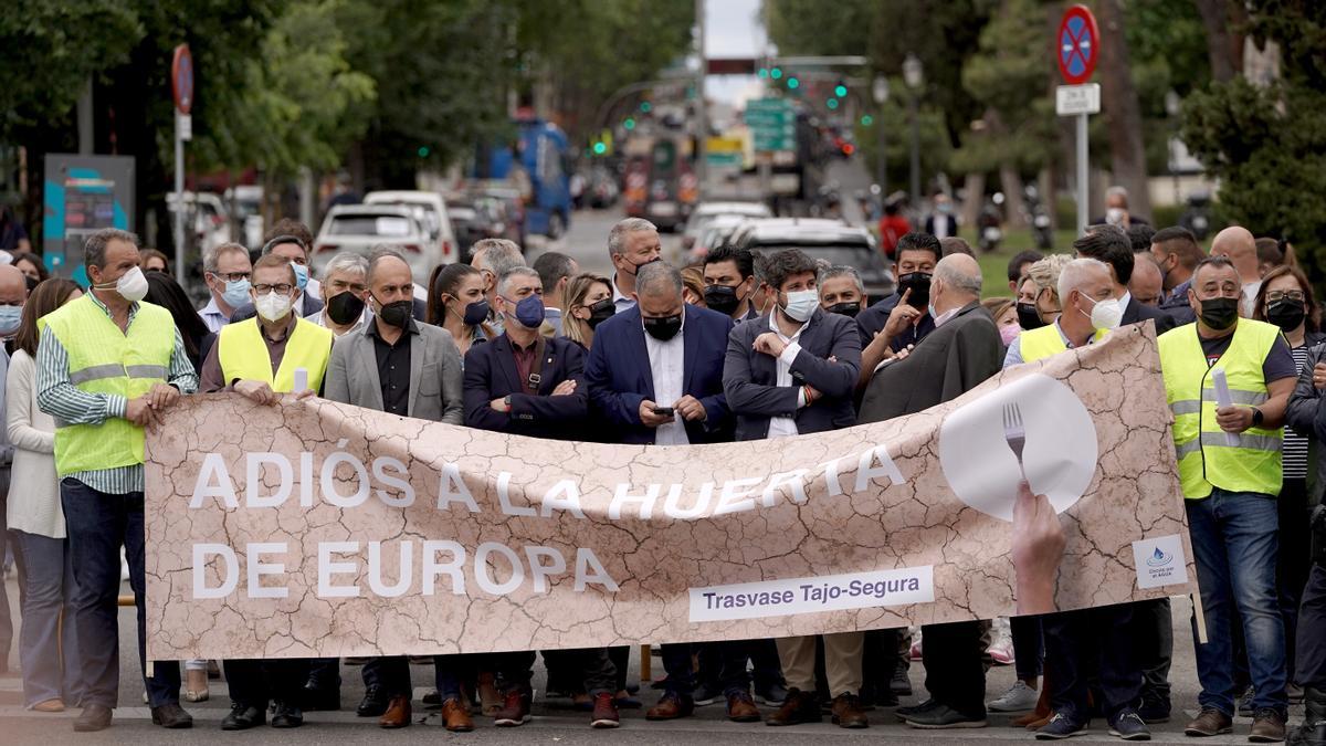 La Policía Nacional autoriza la caravana por el trasvase Tajo-Segura sin camiones tras dos horas de bloqueo