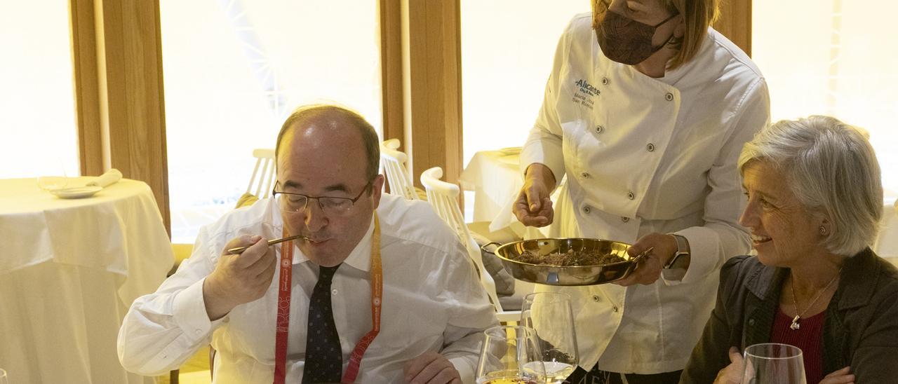 El ministro prueba el arroz de Alicante en Dubái