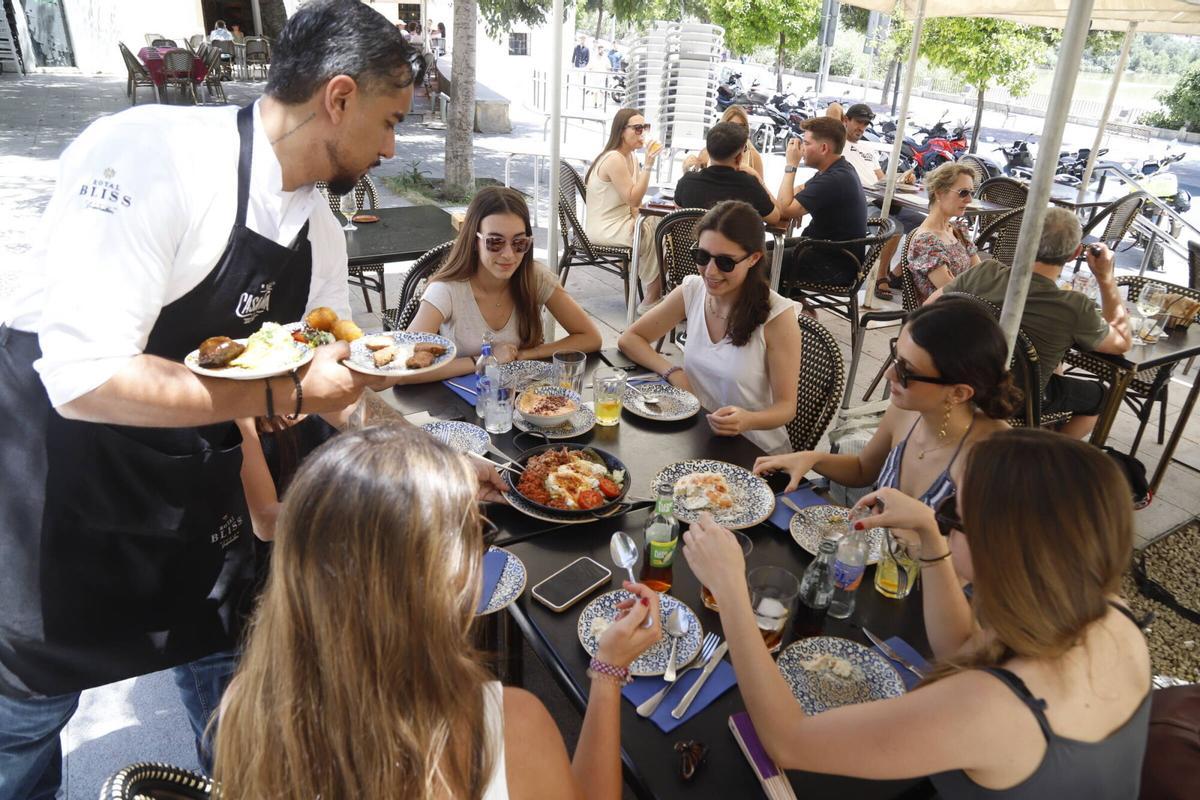 La actividad festiva impulsa las comidas en la Ribera y en los negocios próximos al recinto ferial, que también se benefician del ambiente de estos días