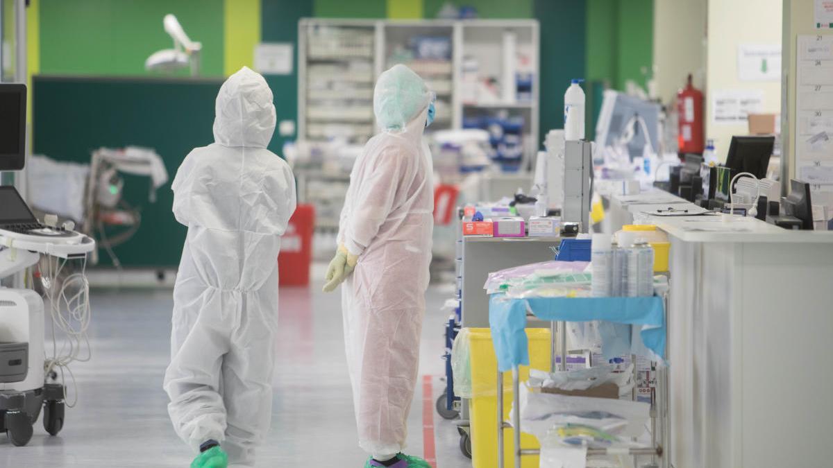 Profesionales sanitarios en la UCI del Hospital General.