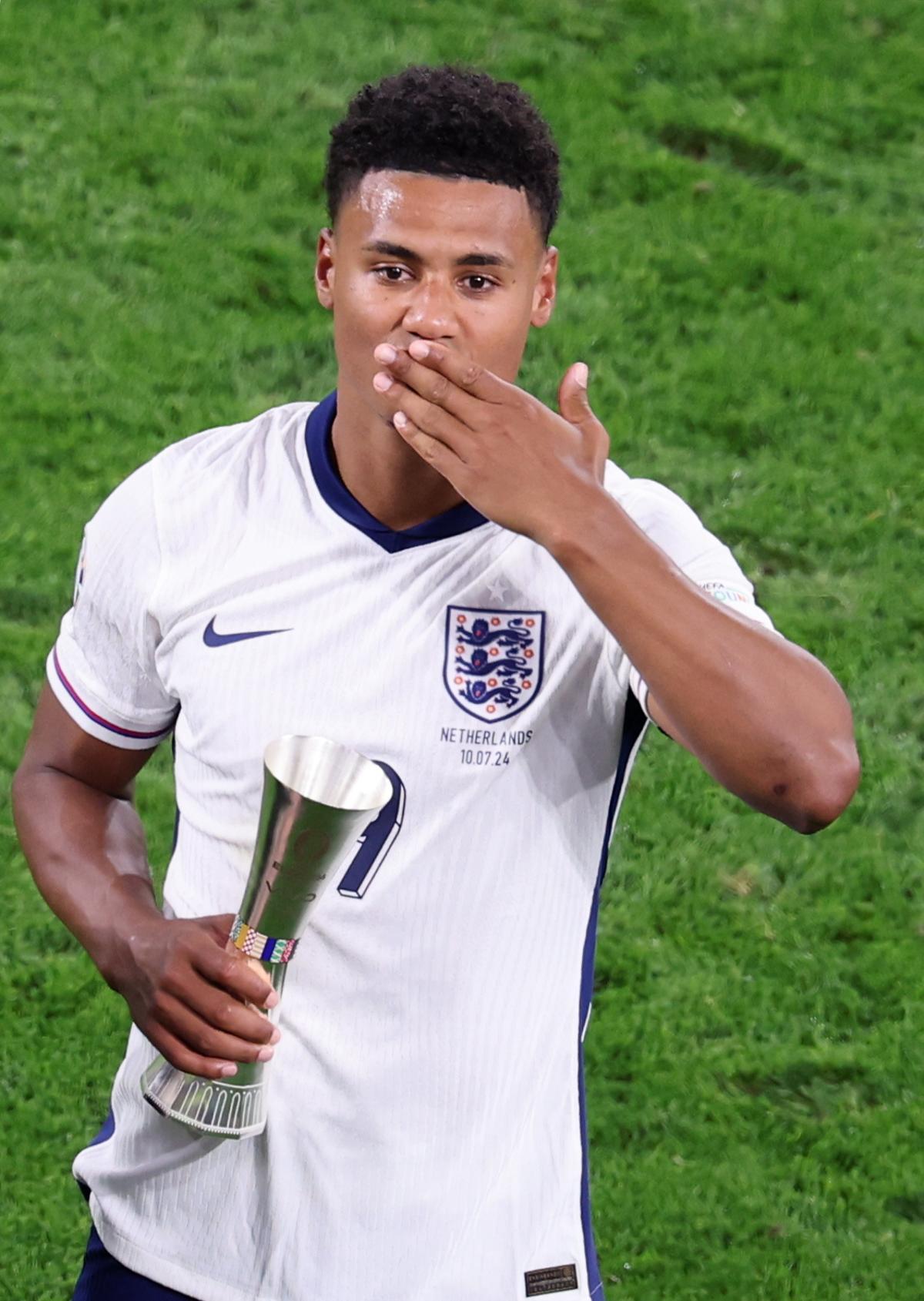 Watkins llevó a los suyos a la final