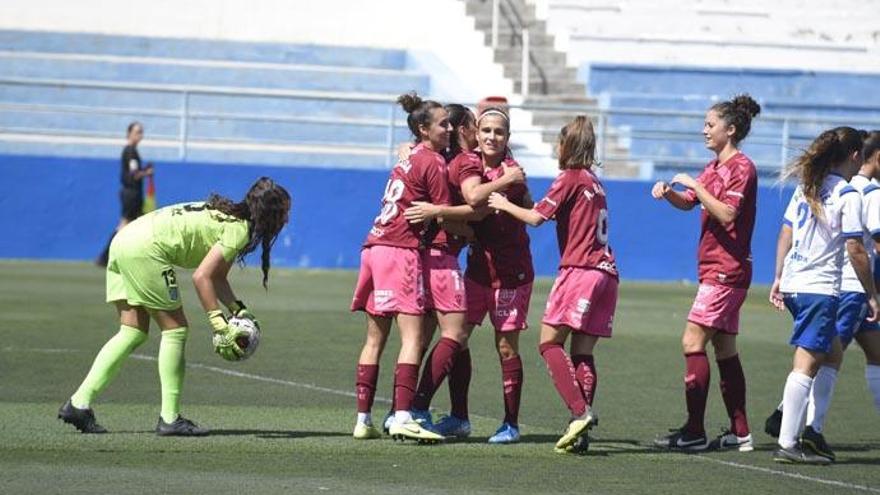 Nayluisa Cáceres saca el balón de la portería tras uno de los tantos manchegos.