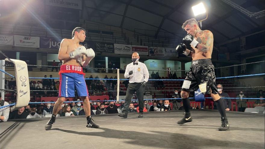 ‘El Niño’, a la derecha, durante su combate en Inca.