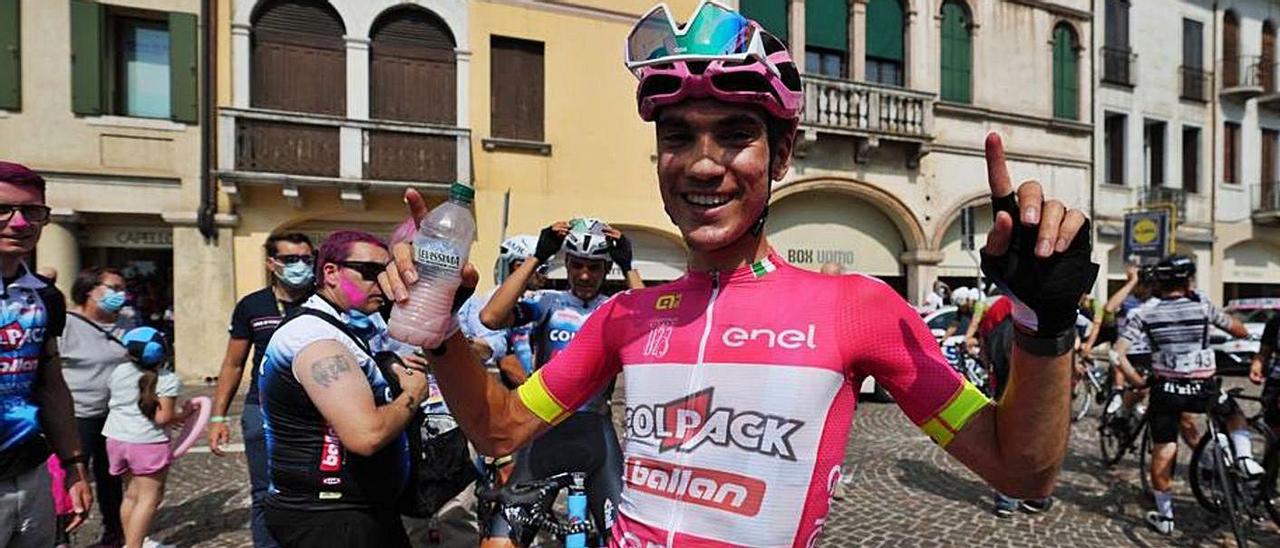 Juan Ayuso celebra su victoria al concluir el Giro sub-23, ayer, en Castelfranco Veneto. |