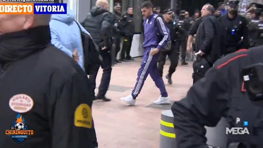 Las cámaras de 'El Chiringuito' grabaron a Ceballos muy cojo al bajar del autobús