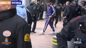 Las cámaras de El Chiringuito grabaron a Ceballos muy cojo al bajar del autobús