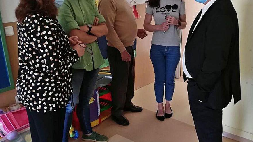 Los concejales socialistas en una visita al colegio de Lérez.