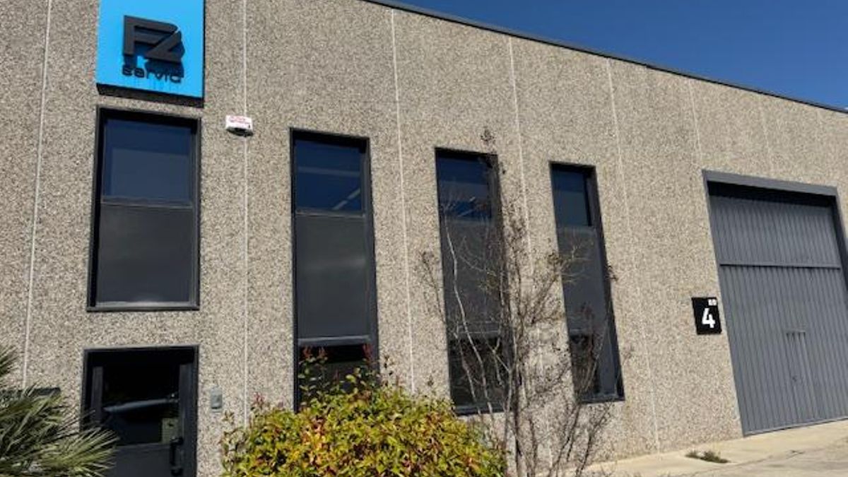 Façana nau industrial d'F2 Servid a Salelles