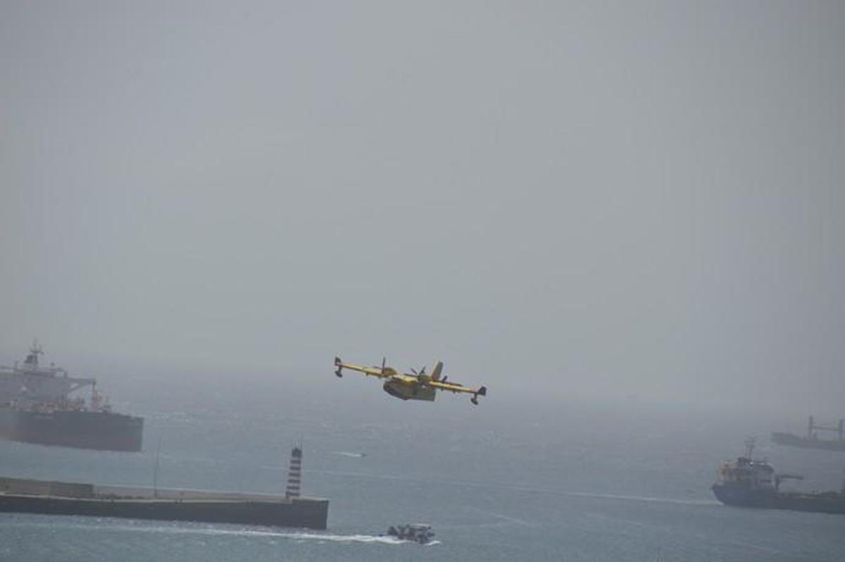 Los hidroaviones cargan agua en el Puerto de Las Palmas - Incendio Gran Canaria 2019