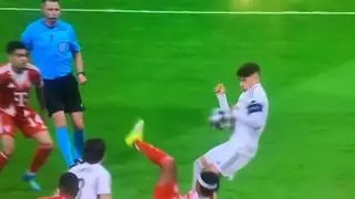¡El Bayern pidió penalti por mano de Valverde!