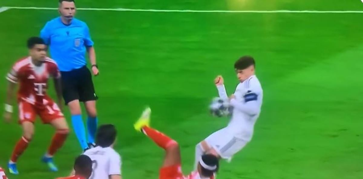 El Bayern pidió penalti por mano de Valverde tras una chilena de Gnabry