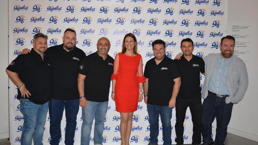 La alcaldesa de Águilas, Mari Carmen Moreno (c.), junto a los diseñadores de la marca.