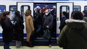 Varias personas salen de un tren del metro de Madrid.