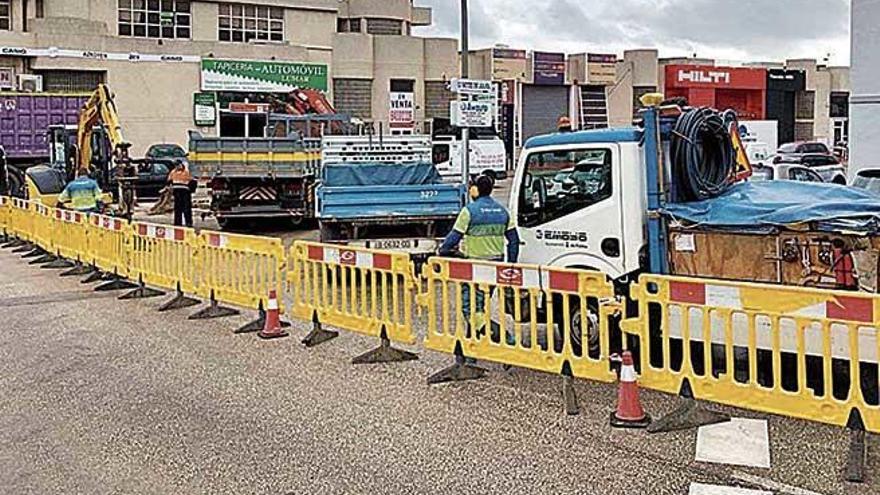 Operarios trabajan en el lugar de la avería, en la calle 16 de julio, en Son Castelló.