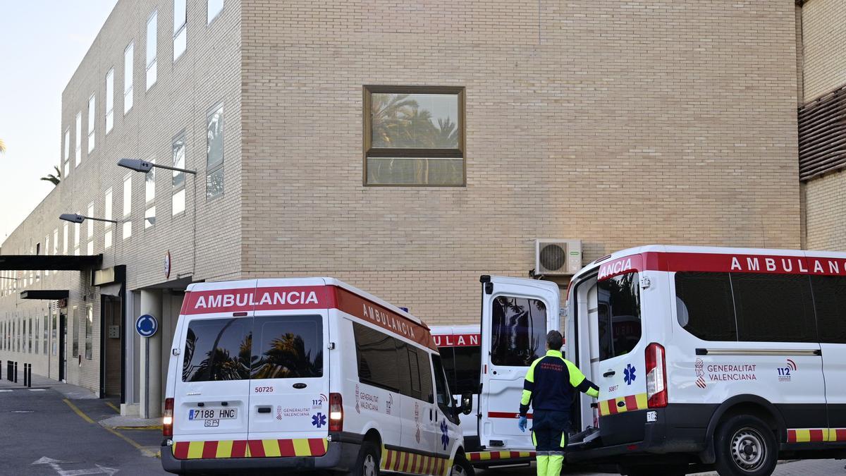 Ambulancias ante el Hospital General de Elche.