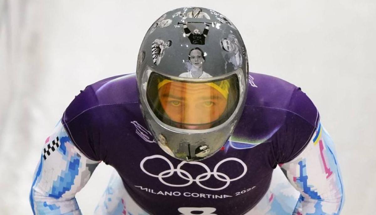 Vladyslav Herkasevych con el casco homenaje por el que ha sido descalificado de los Juegos Olímpicos de Milán-Cortina 2026.