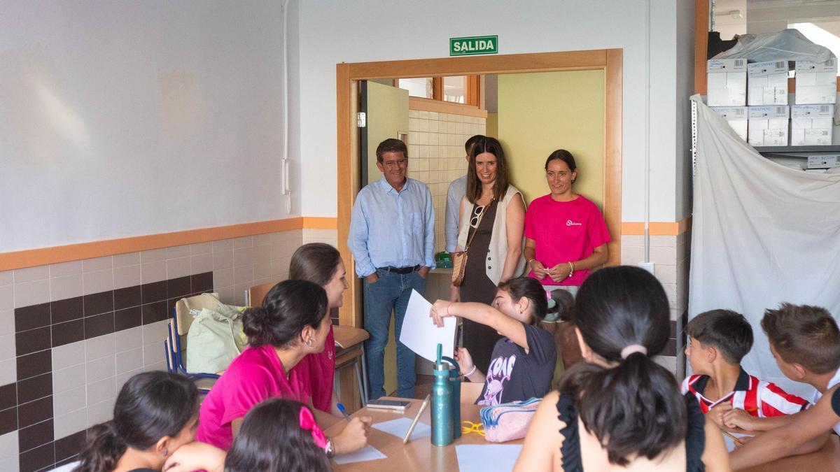 El alcalde de Ontinyent, Jorge Rodríguez, y la regidora Paula Soler en la visita a la escuela de verano.