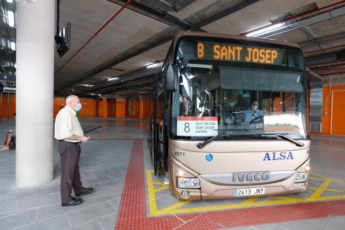 Un usuario espera el autobús de Sant Josep, en el interior de la estación del Cetis.