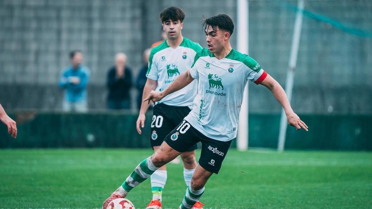 Dani González conduce el balón durante su etapa en el Rayo Cantabria.