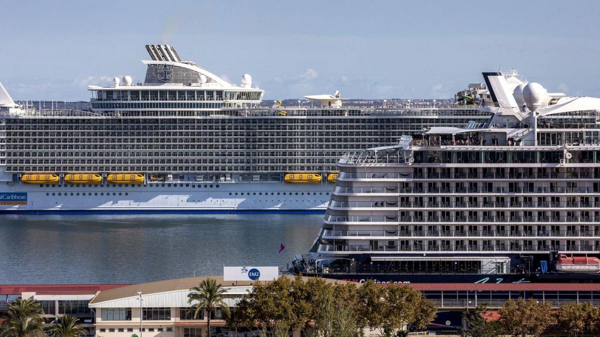 Imagen de varios cruceros en un mismo día en el puerto de Palma. | B.RAMON