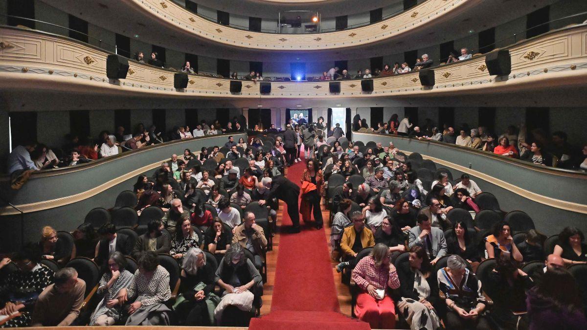 Asistentes a la gala de los premios Follas Novas, celebrada en el Teatro Principal.