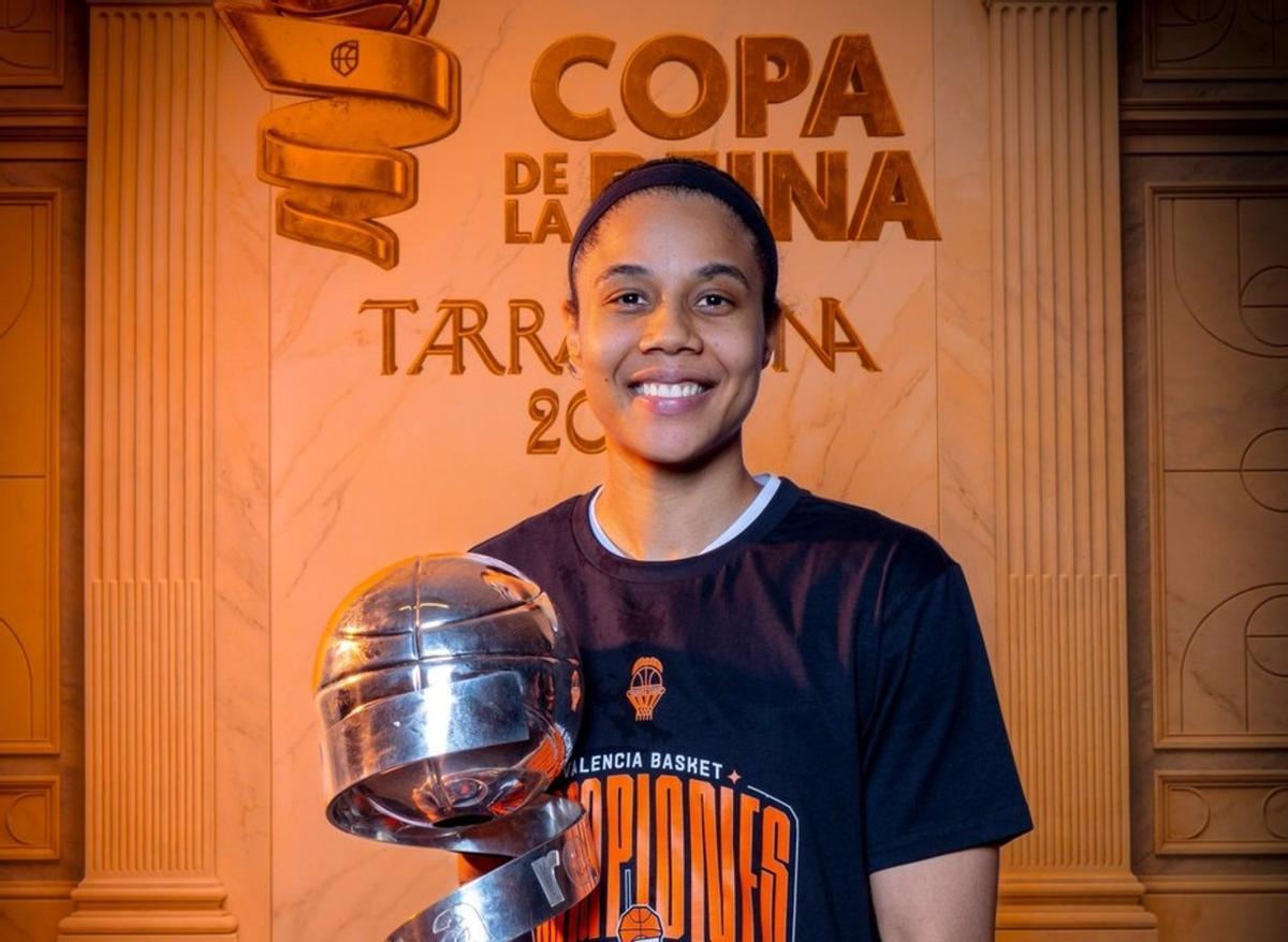 Noa Coffey, con la Copa de la Reina.