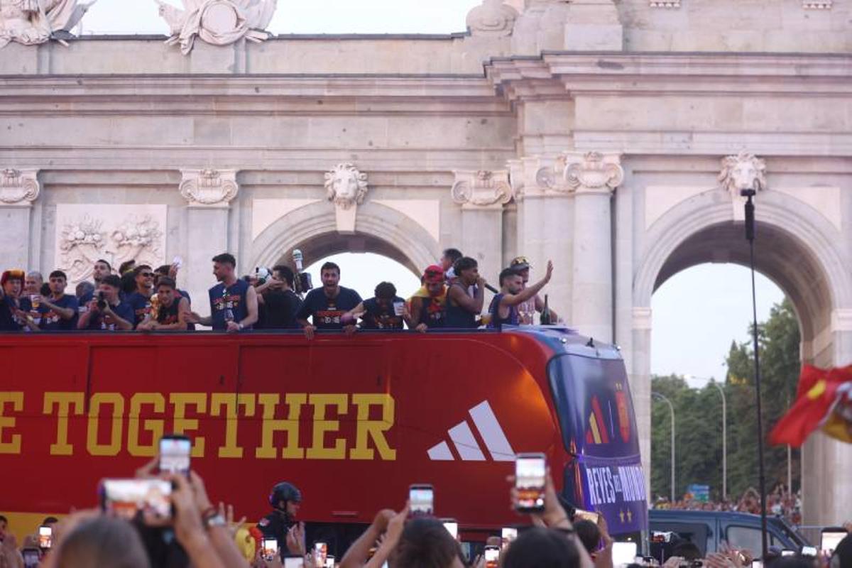 El autobús con todos los jugadores pasando por la Puerta de Alcalá antes de llegar a Cibeles