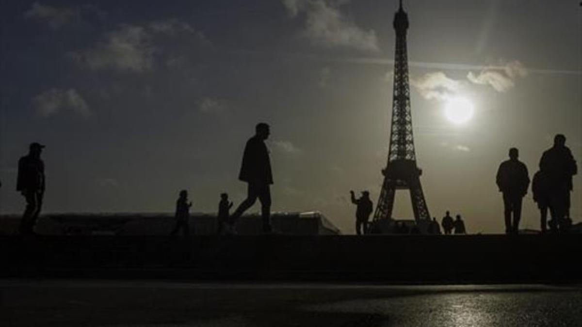 Alrededores de la Torre Eiffel, ayer cerrada.