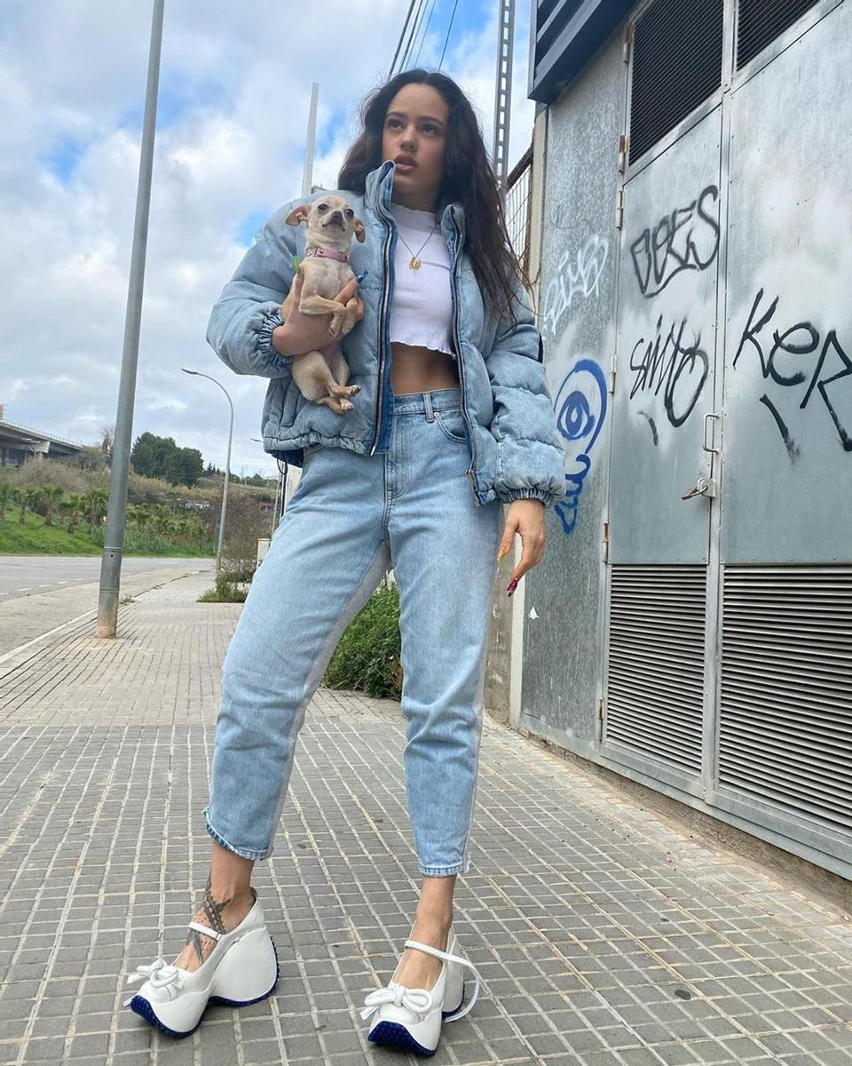 Rosalía con total look denim