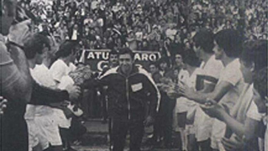 Quini y Joaquín saltan al césped en medio del pasillo realizado por el Jaén el 5-6-1977.