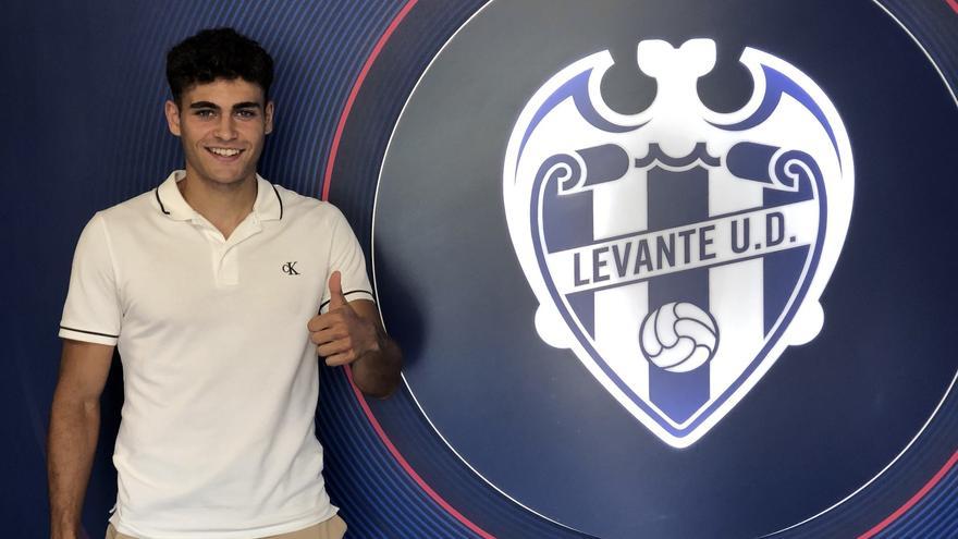 Andrés García visita a la plantilla del Levante para felicitarles por el ascenso