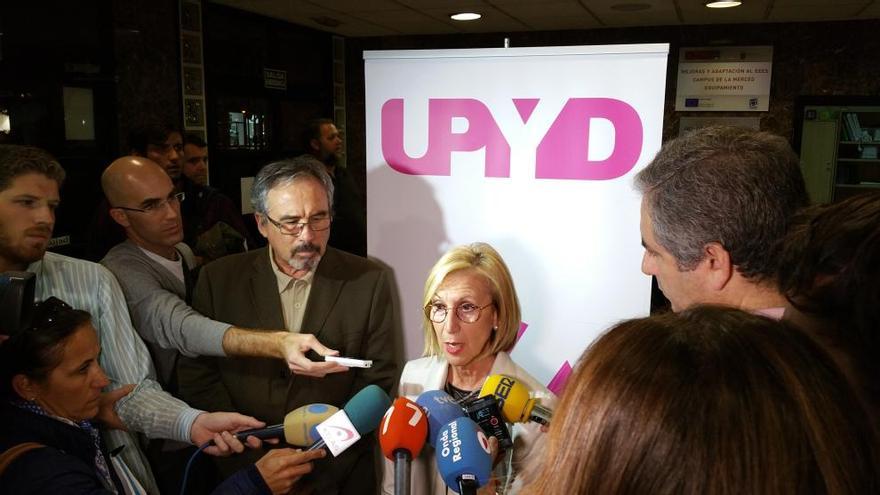 La ex portavoz de UPyD, Rosa Díez, junto al portavoz del partido en la Región, José Antonio Sotomayor.