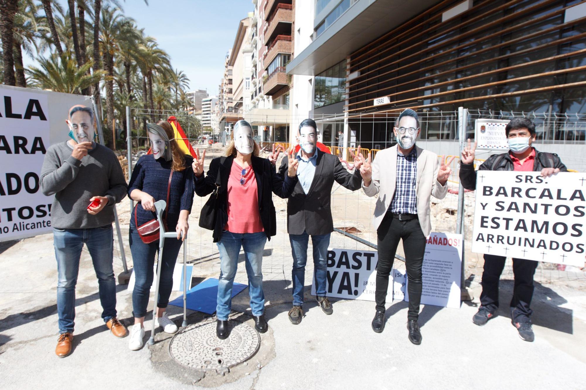 Los hosteleros de la Explanada celebran la inauguración ficticia de las obras del paseo que llevan dos meses de retraso