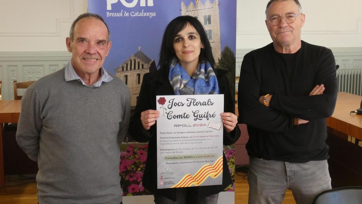 L'alcaldessa de Ripoll, Silvia Orriols amb el cartell dels Jocs Florals Comte Guifré.