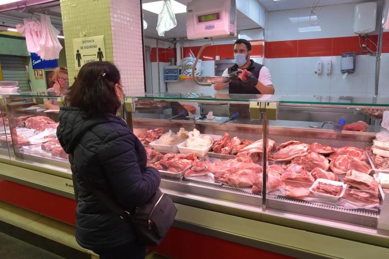 26-03-2020 LAS PALMAS DE GRAN CANARIA. Profesionales que trabajan. Carnicería Carmelo, en el Mercado de Vegueta. Fotógrafo: Andrés Cruz  | 26/03/2020 | Fotógrafo: Andrés Cruz