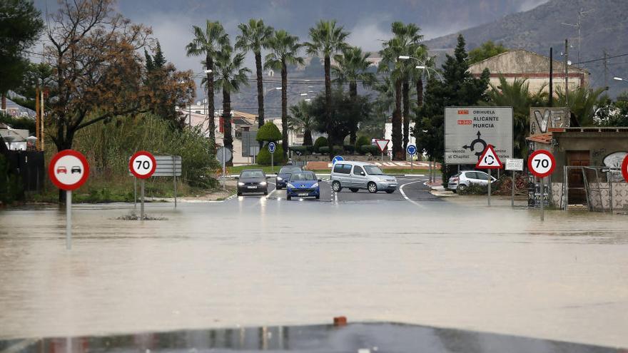 La carretera que une Orihuela y Bigastro anegada por las lluvias en la gota fría de diciembre de 2016