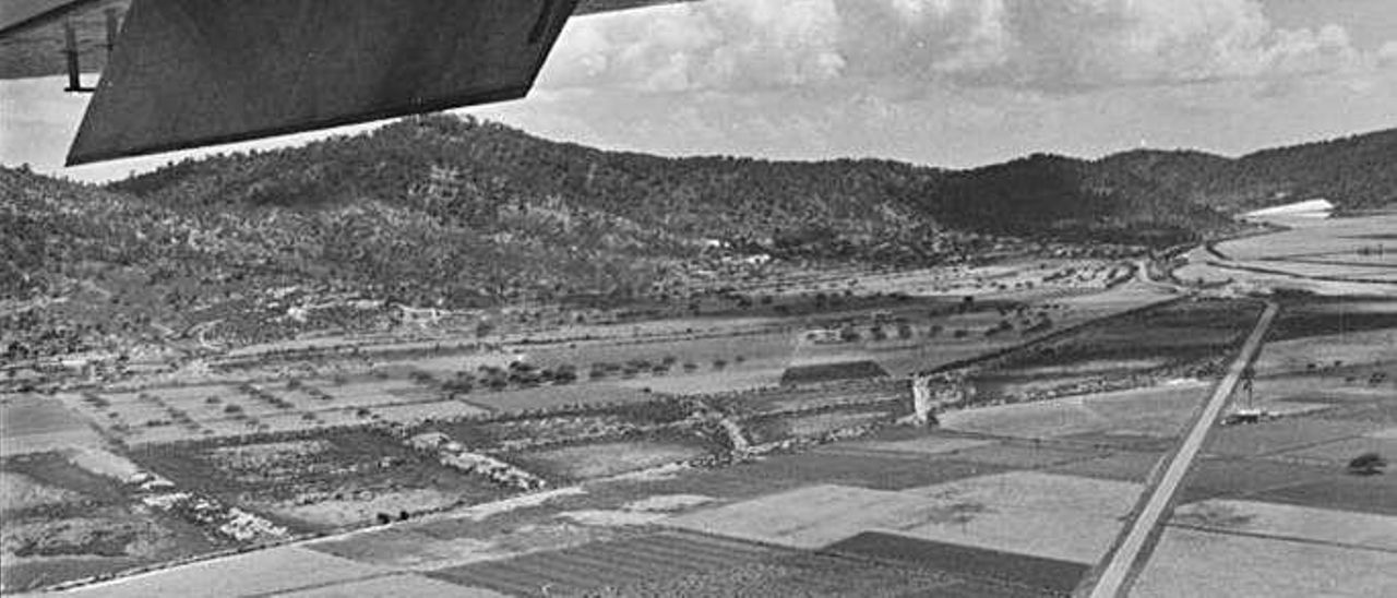 Fotografía aérea captada desde el avión que le trajo a Ibiza. Se aprecia en ellas tanto la larga recta de la carretera a ses Salines como la cabecera del aeropuerto en es Codolar, los estanques e, incluso, el montículo de sal.