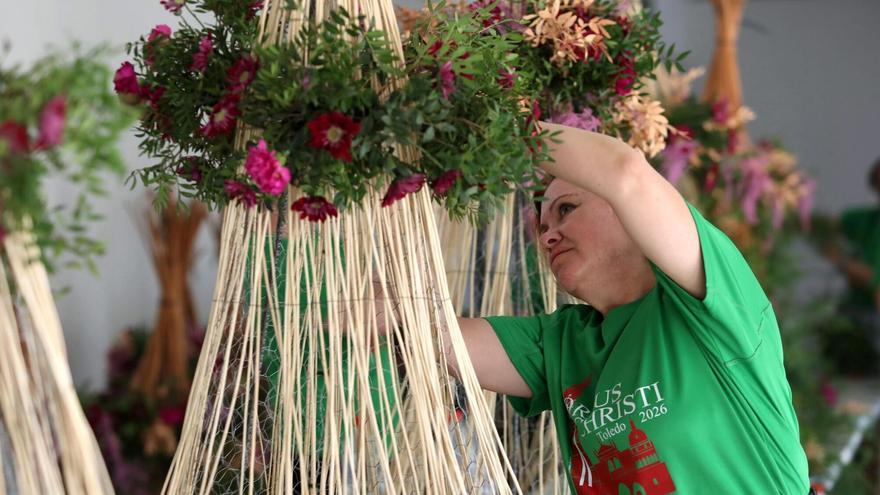 Los floristas de Toledo ultiman los adornos florales para el Corpus