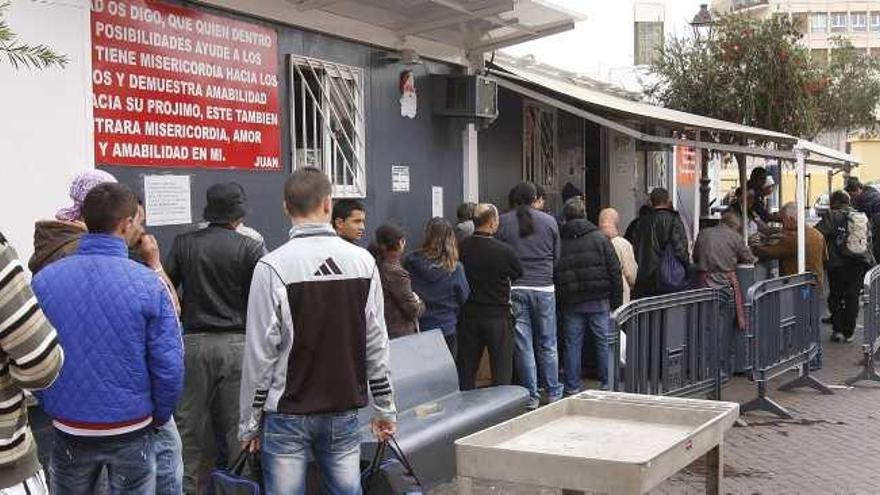 Una de las colas que se forman diariamente junto a la iglesia de Santo Domingo, en la sede de Los Ángeles Malagueños de la Noche.