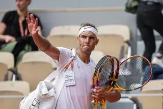 El público vuelve a aclamar a Nadal en su segundo entrenamiento en Roland Garros