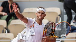 Nadal saluda al público tras su entrenamiento en París.