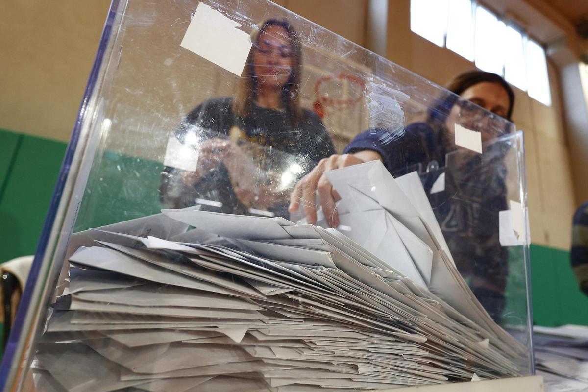 Una mesa electoral de Barcelona inicia el recuento de los votos de las elecciones catalanas.