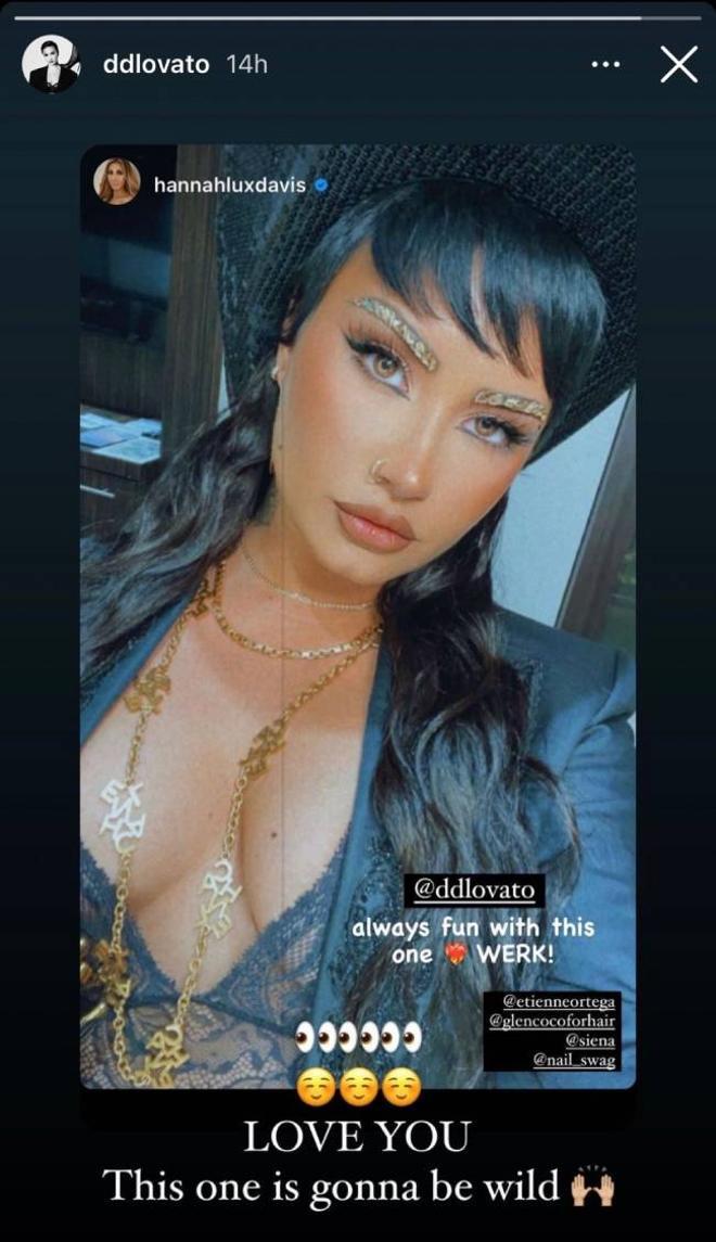 Demi Lovato con cejas metálicas en dorado